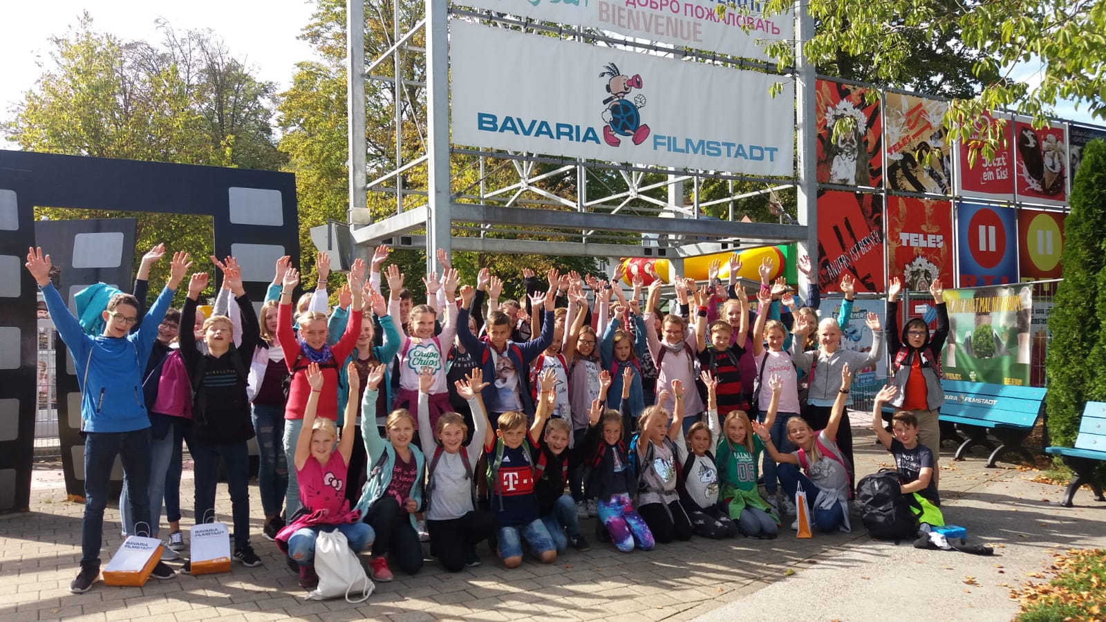 Gruppenbild der Ministranten der Pfarreiengemeinschaft beim Ausflug im September 2018 zur Bavaria Filmstadt in Geiselgasteig