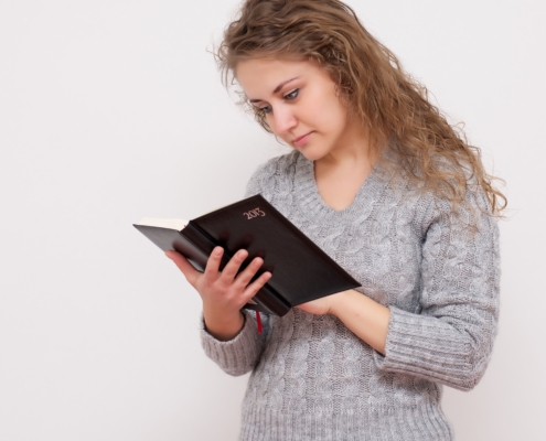 Frau mit Buch