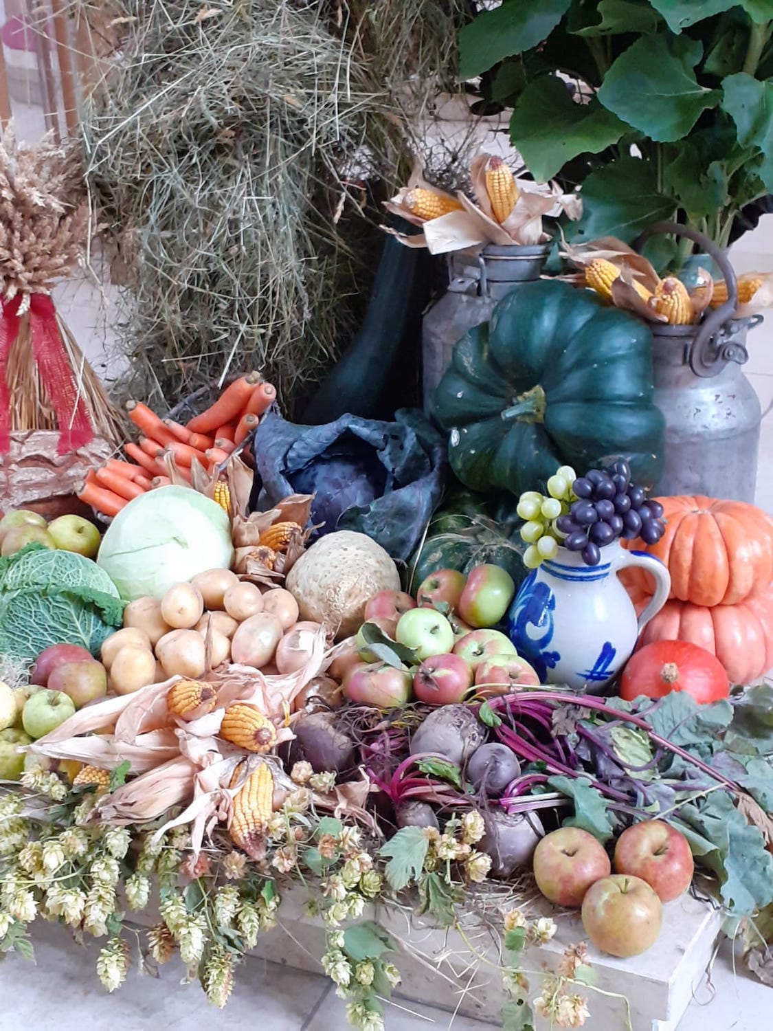 Erntedankaltar mit vielen Früchten