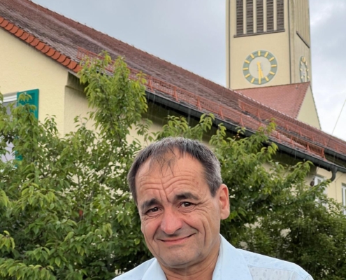 Kirchenpfleger Andreas Scherer vor dem Pfarrheim St. Barbara