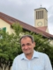 Kirchenpfleger Andreas Scherer vor dem Pfarrheim St. Barbara