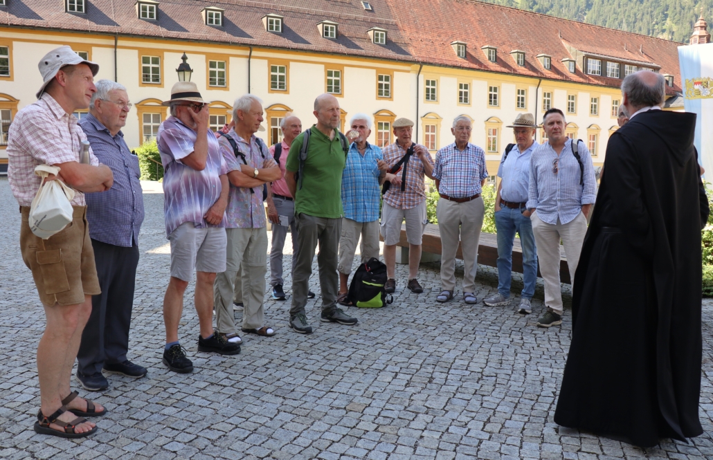 Unsere Männergruppe im Klosterhof von Ettal
