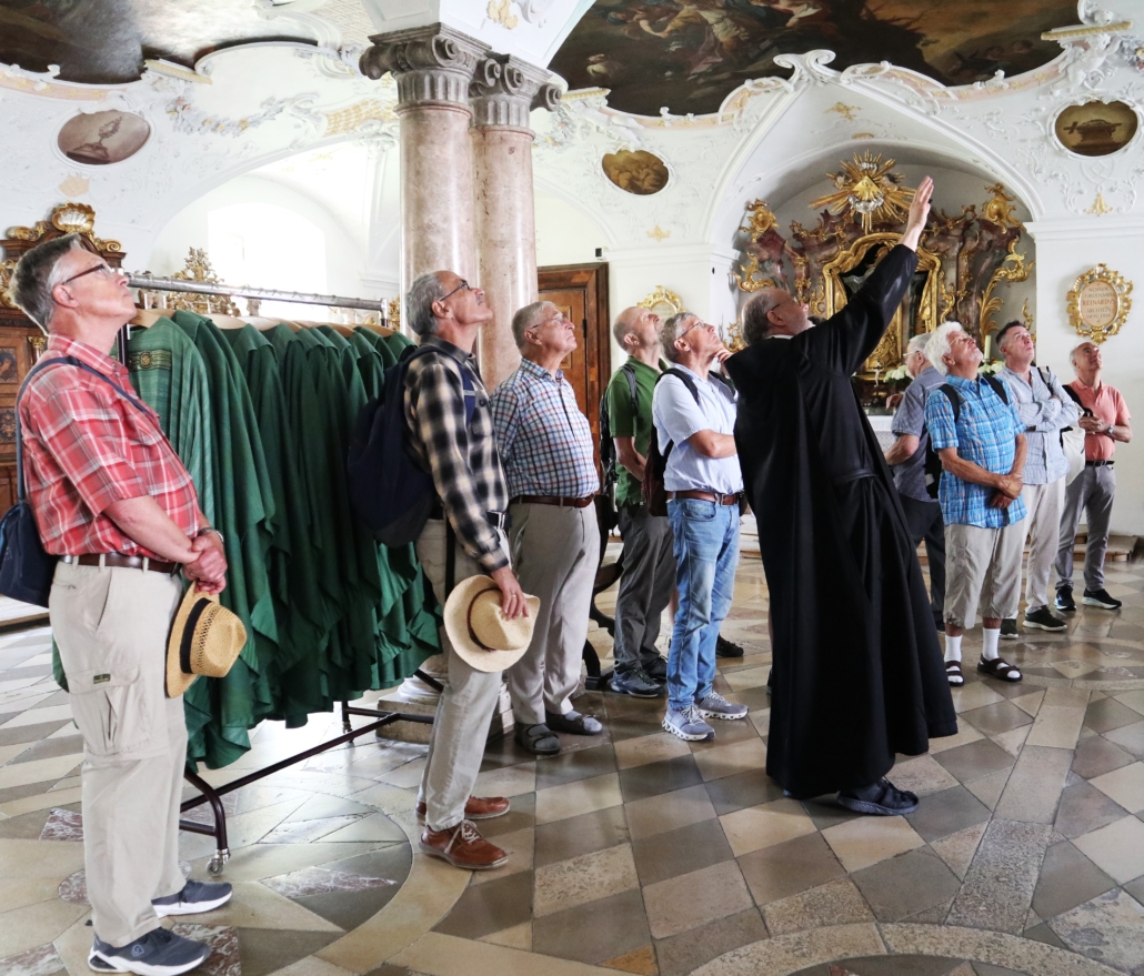 Unsere Männergruppe bei der Kirchenführung in Ettal (Blick nach oben)