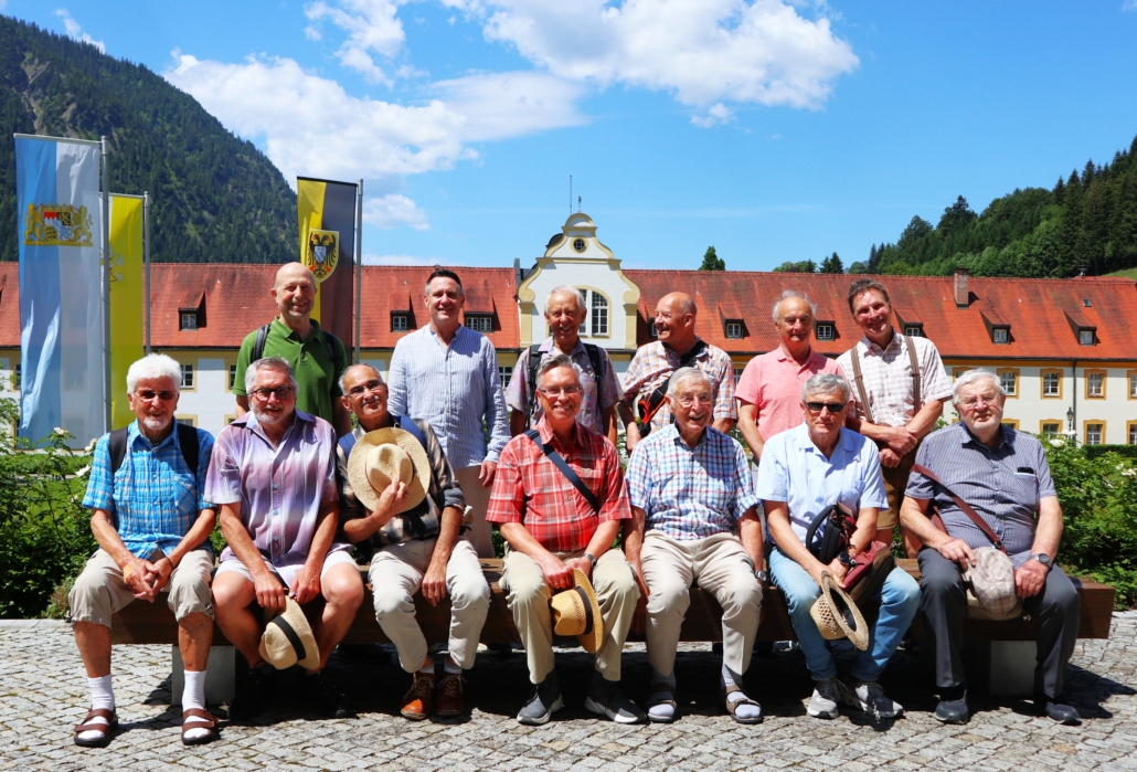 Gruppenbild der Männergruppe auf dem Ausflug nach Ettal
