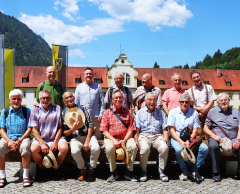 Gruppenbild der Männergruppe auf dem Ausflug nach Ettal